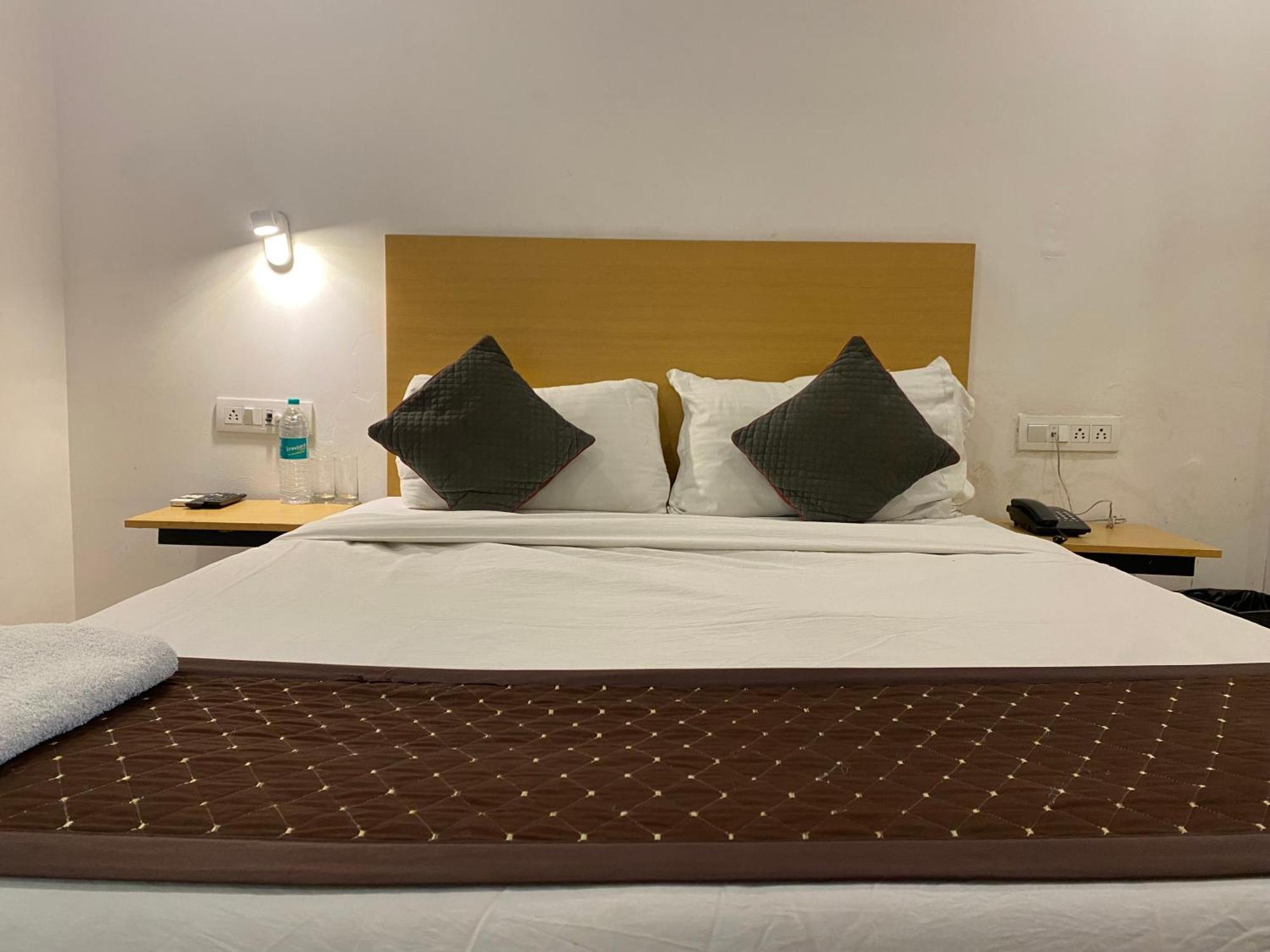 Qotel Hotel Ip Residency East Delhi Preet Vihar Neu-Delhi Exterior foto