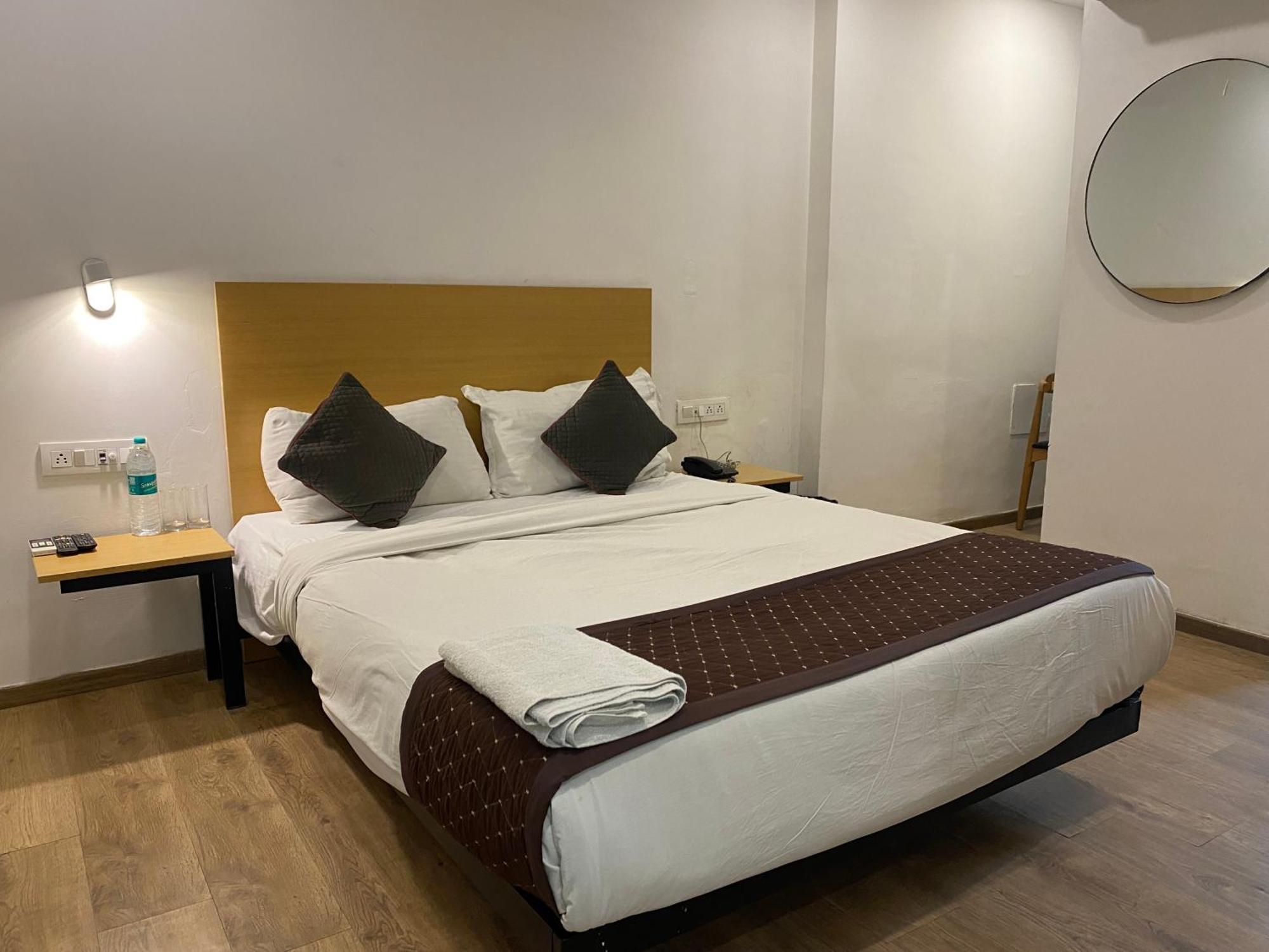 Qotel Hotel Ip Residency East Delhi Preet Vihar Neu-Delhi Exterior foto